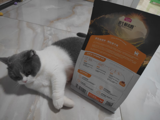 猫咪黑下巴,交给麦富迪原生鲜肉粮轻松摆平